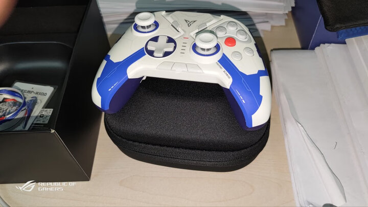 飞智八爪鱼2高达版:"颜值非常高 按键的键程有点短 不是很弹 估计是