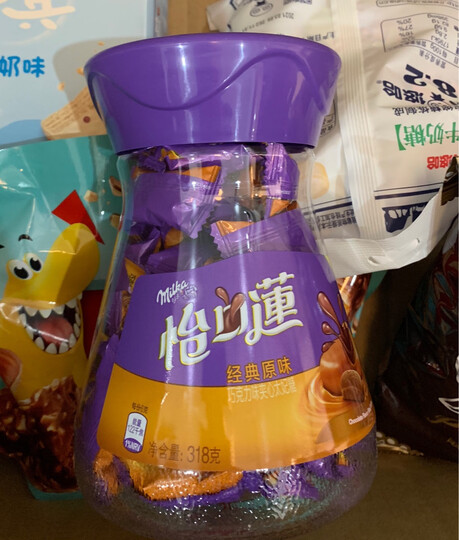 最喜欢把怡口莲含在嘴里,直到它的外皮融化,品尝到内芯的浓郁,想想就