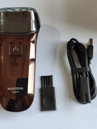 飞科fs871:"家里人用剃须刀都是用飞科,大品牌值得信赖 这款小巧,手感