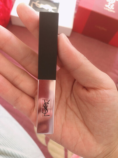 圣罗兰小粉条口红214号:"好好看呐 超级喜欢 最爱的一个颜色 真的超级