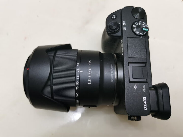 索尼(sony):"镜头收到很新,配上a6400出行很轻便,相比套头焦段和锐度