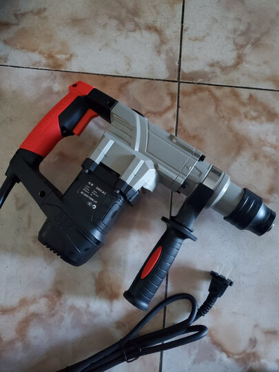 德力西电气decrhac11050:"换货速度很快,这款电锤是正品,动力澎湃冲击
