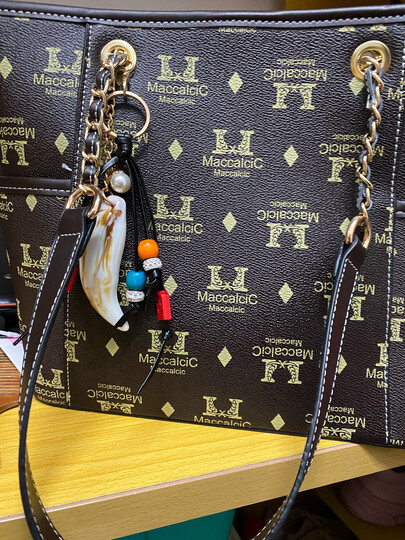 图片实物一致,包包很漂亮,可以装很多东西