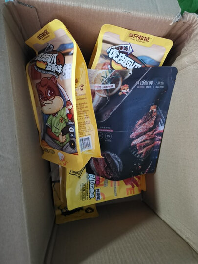 三只松鼠(three squirrels):"物流很快,物品完好无损,用起来很舒服