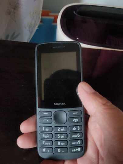 诺基亚215:"外形外观:外观中规中矩,小巧玲珑,轻便,适合握在手中.