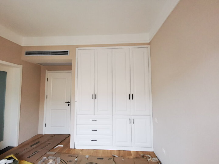 亿派:"两个房间中间是背靠背的两个衣柜,中间没有