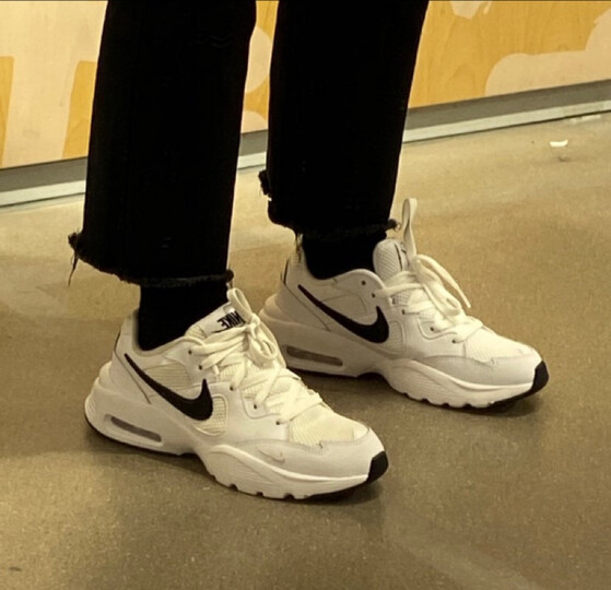 nike白色鞋 有 气垫 穿着很舒服 喜欢 好评 日常穿搭压马路一点毛病都