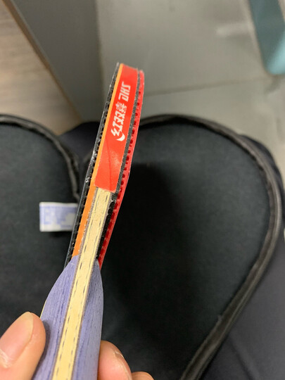 骄猛红v:"还不错,正手狂飙三,反手骄猛红v,第一次自己粘拍,用的无机