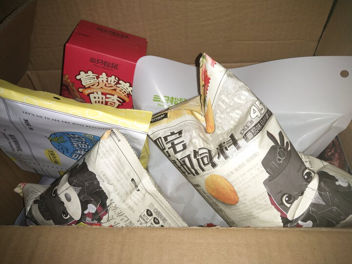 三只松鼠小黄鱼:"物流很快,包装精美,口味有一点点甜,不辣,没吃出来