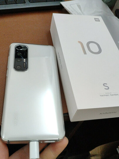 小米(mi):"8 256白色小米10s,上手感觉极好,配置更不用说,骁龙870