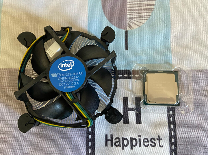 英特尔i5-10400f:"正版盒装cpu,质量有保障,附送的散热器没有装,不知