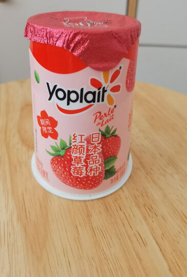 优诺草莓果粒风味发酵乳 135g*8组合装:"杯子里超多的草莓,味道很好!