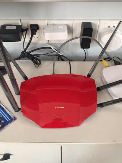 普联tl-wdr7690千兆易展turbo版:"信号强了些 房间里总算有三格了 但