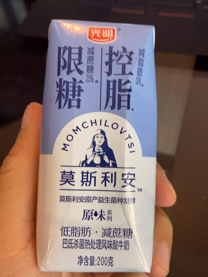 光明酸奶:"莫里斯安原味酸奶真的很好喝,一直购买的品牌!味道酸中带甜