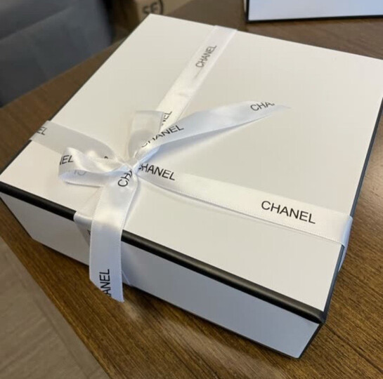香奈儿(chanel):"包装盒简洁大方,产品补水效果非常不错,满意.