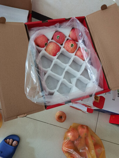 星果乐红富士苹果:"爽脆水份多,有其特点!外包装也大气,送客自吃都行!