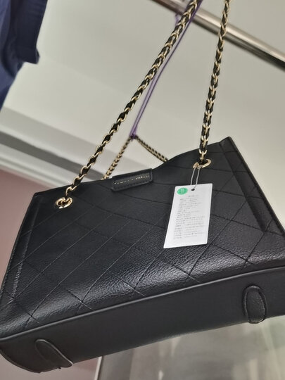 camila&korali:"小巧大方的一款包包,黑色百搭,再也不用担心出去见