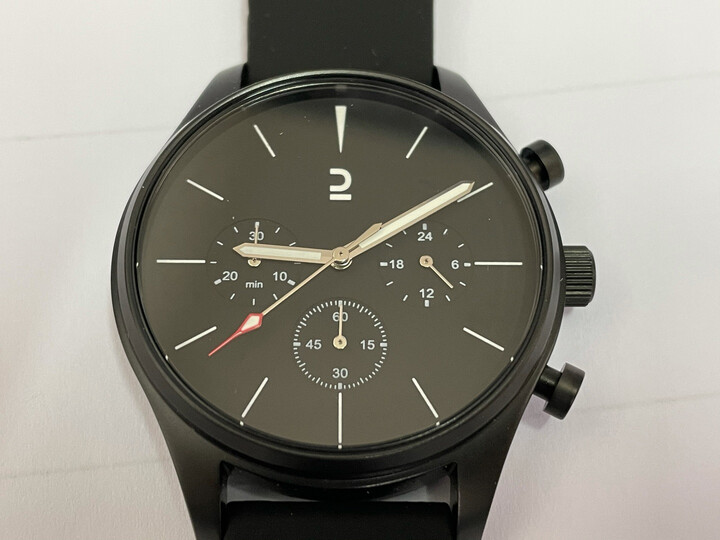 迪卡侬(decathlon):"不错的手表,通体黑色哑光,外形很简约大气,旁边三