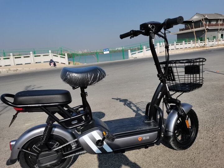雅迪(yadea)tdt1259z:"骑了一圈回来,很轻盈,刹车灵敏,坐包舒适,总体