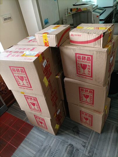 一堆酒,办喜事符合情景!