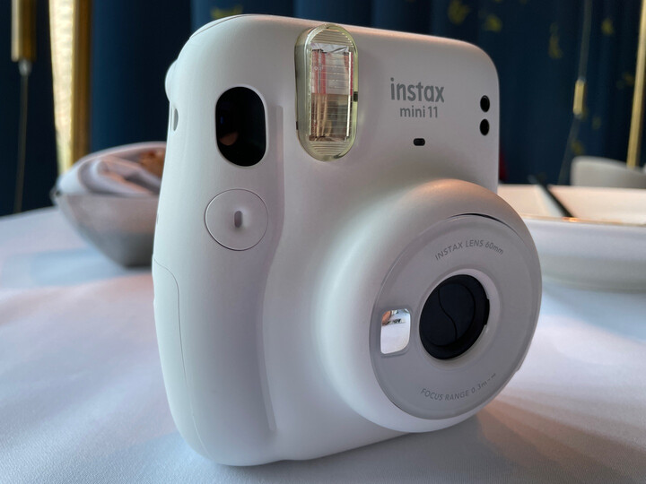 instaxmini 11:"种草已久,终于有货了,还是自己喜欢的那款^_^.