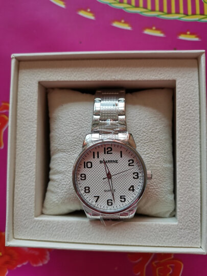 手表很漂亮,老人也很喜欢,尤其是表盘的数字大小正合适,老人.