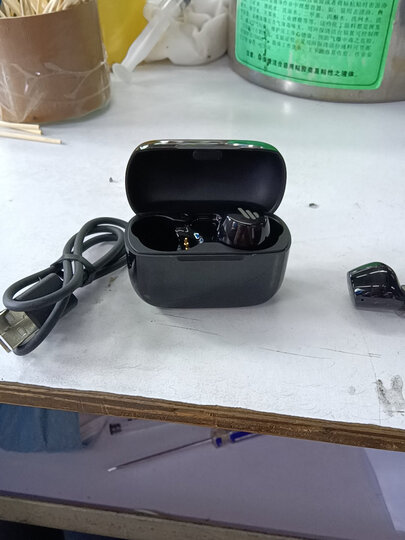 漫步者tws1:"音质音效:不错做工质感:小巧精致舒适度:耳朵不会感觉不