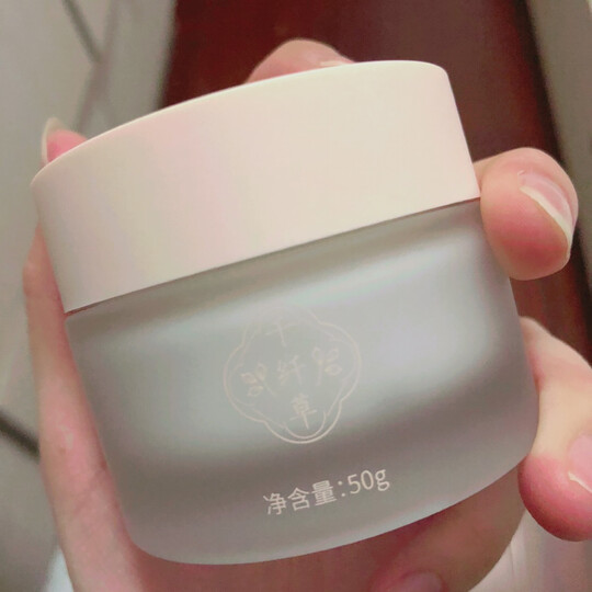 千纤草素颜霜:"就这外形跟磨砂质感老娘就爱了?