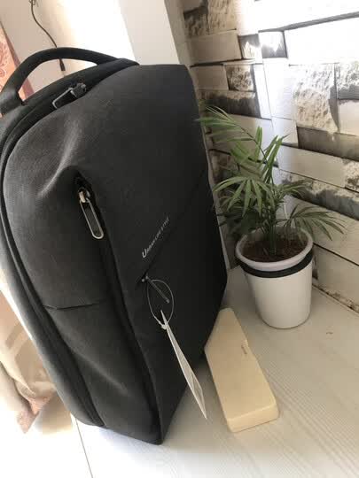 小米小米极简都市双肩包2 深灰色:"包包收到了 很开心 挺满意的 设计