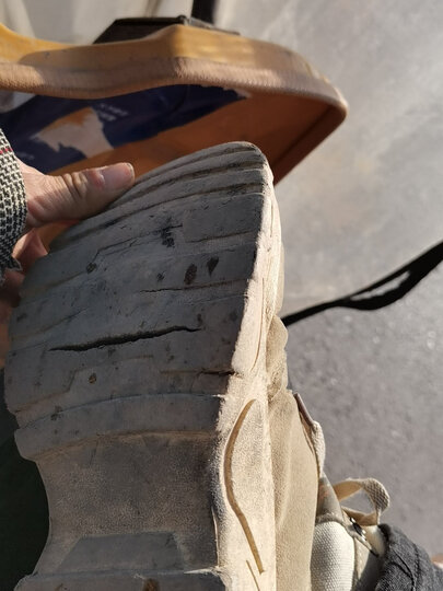 质量不好鞋底断裂