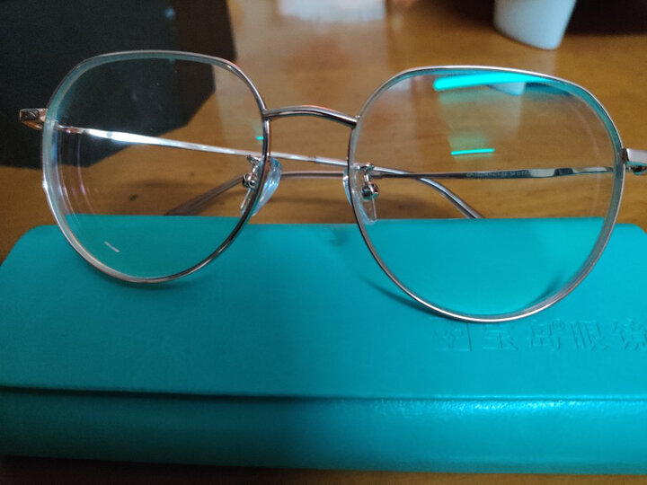 目戏目戏镜片1.60:"度数准确,不头晕,很清晰,但600度左右有点厚.