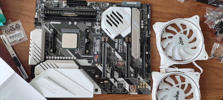 华硕prime x570-pro:"到现在才明白,最好的搭档就是台式机加轻薄本.