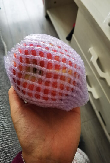 每个苹果都有塑料纸套着,然后箱子里面也是每一个苹果有泡沫隔开,运输