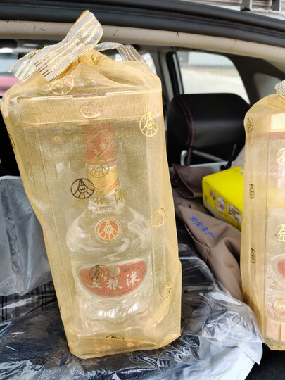 五粮液白酒:"东西收到了,包装没有破损,我一小白,也看不出什么名堂,等
