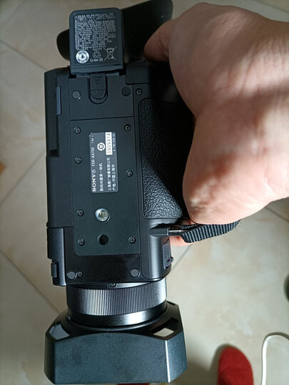 索尼(sony)ax700 :"宝贝已到手,商品和描述的一致,赠品很多 卖家很