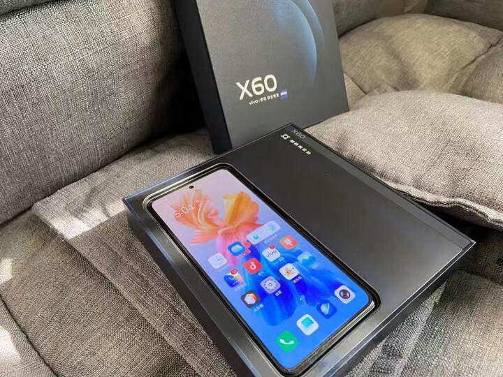 vivox60:"手机的手感很好,而且使用起来也挺快的,运行速度也挺好,没有