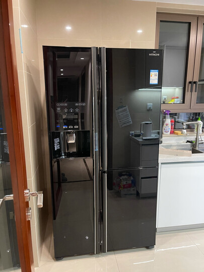 冰箱的玻璃面板看着很