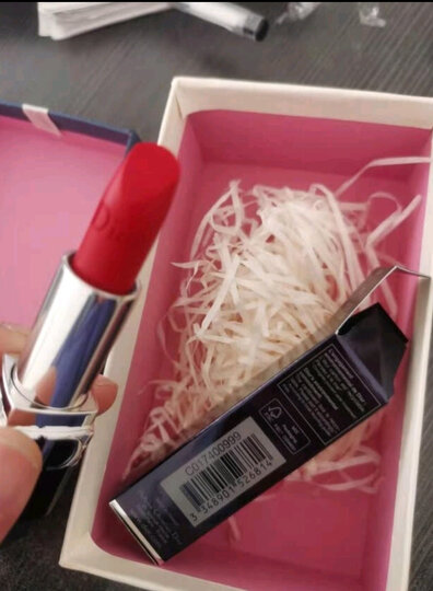 口红收到了,颜色很正,涂在嘴唇上很滋润,不会觉得干,很滋润.