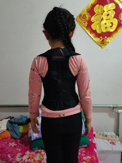 闺女穿上立即挺直了些,背一段时间看看效果