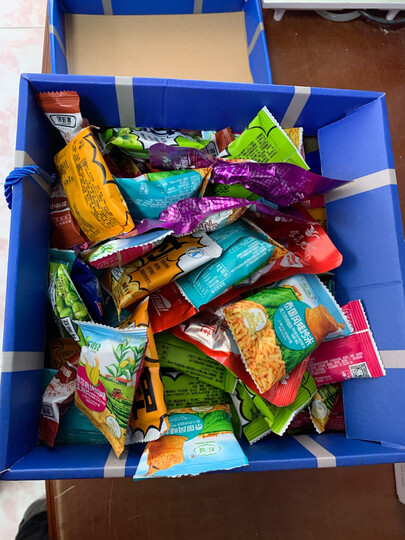 馋小贝零食大礼包:"满满**一大箱零食 过年回家给小孩子们的 吃太多