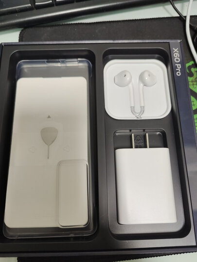 vivox60 pro:"手感非常好,系统不慢,接近865,上一台用的是iqoo5游戏