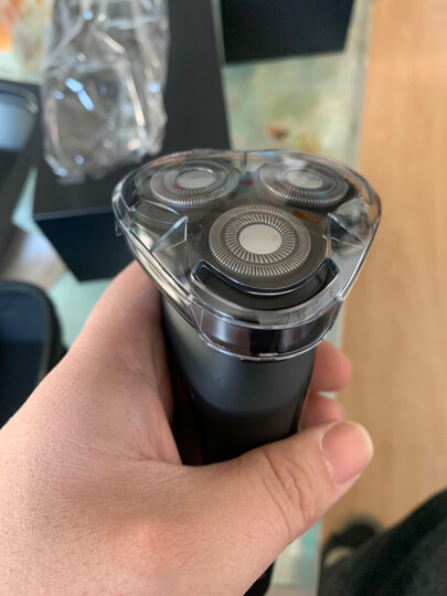 飞科fs903:"包装外面又套了两个盒子,防护很到位,这个不错.