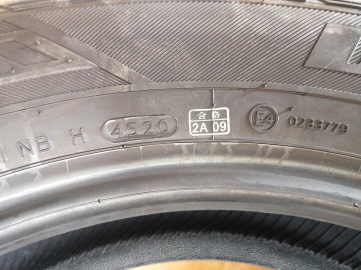 韩泰轮胎活动时买了两条,日期很新,2020年生产的,很满意