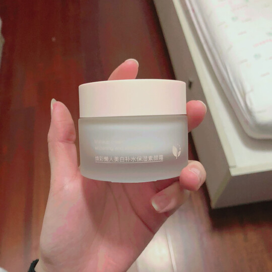 千纤草素颜霜:"就这外形跟磨砂质感老娘就爱了?