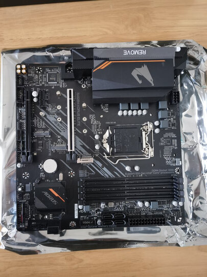 主板一直配的是技嘉的.技嘉的板子做工不错,性价比也蛮高.