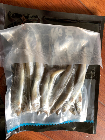 百年渔港冷冻多春鱼 200g/袋:"200g一袋的真空包装,有15条多春鱼,大小