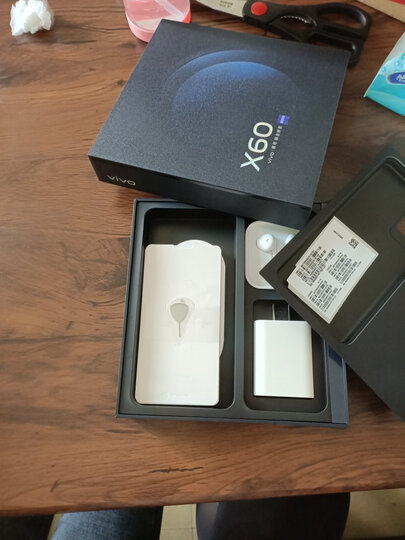 vivox60:"包装挺好看的大气,快递也快昨天下单今天就到了,机身挺薄的
