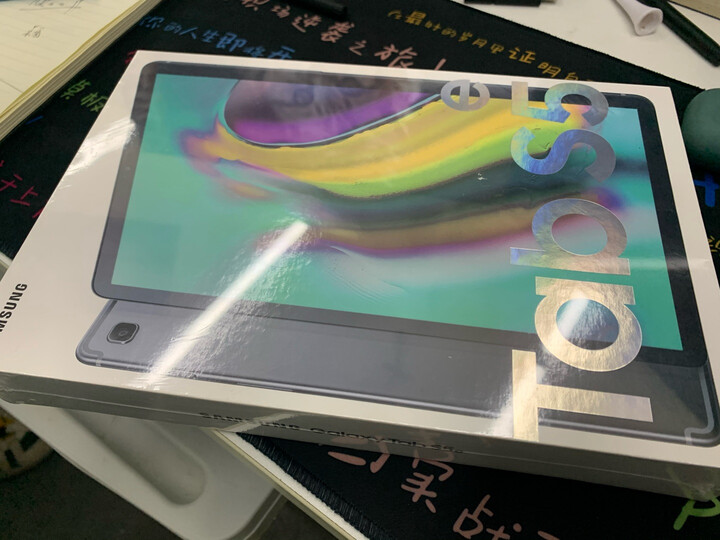 三星(samsung)sm-t720/t725c:"外观好看,送的东西也是非常潮流,好看.