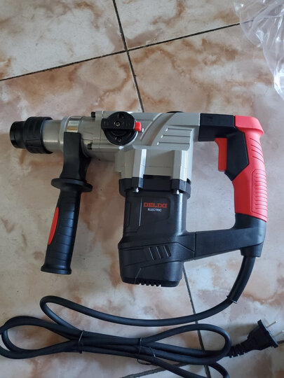 德力西电气decrhac11050:"换货速度很快,这款电锤是正品,动力澎湃冲击