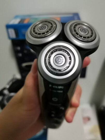 飞利浦s9041/12:"挑了很久看中了这款剃须刀,外观很漂亮,剃须很舒服